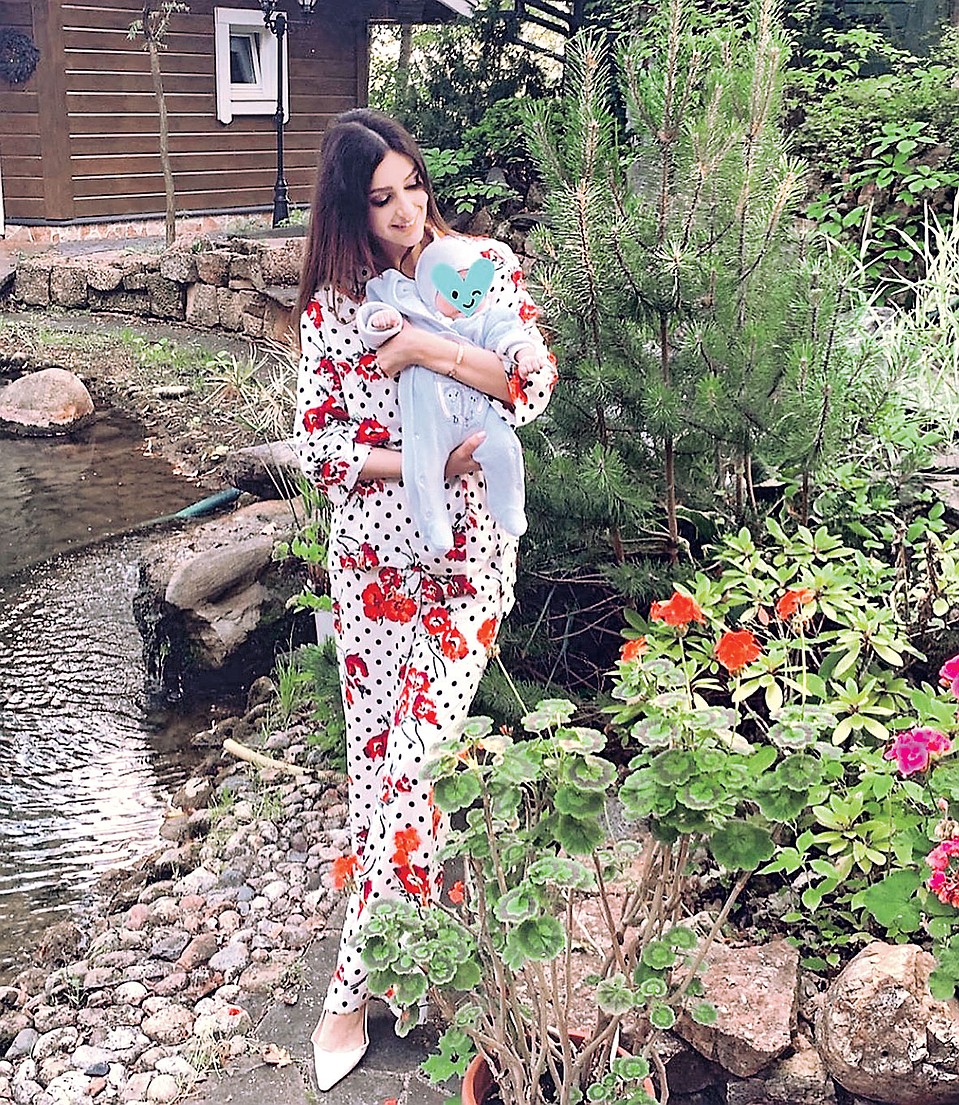 Сейчас все мысли 27-летней мамы заняты ребенком. Фото: instagram.com/rihanapetra