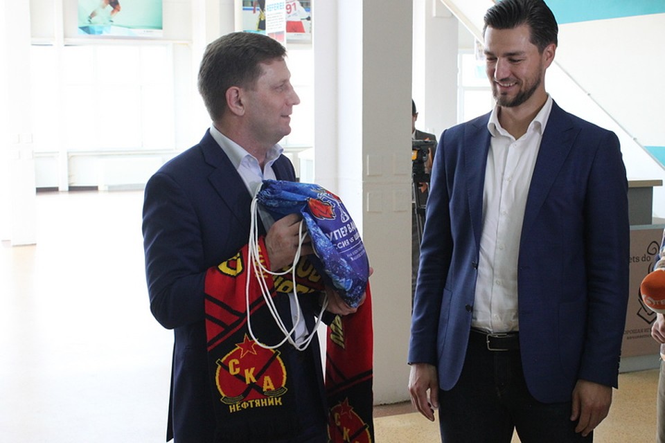 Болеть, так болеть: Сергей Фургал купил абонемент на игры Кубка губернатора Хабаровского края по бенди Фото: Борис КОКУРИН