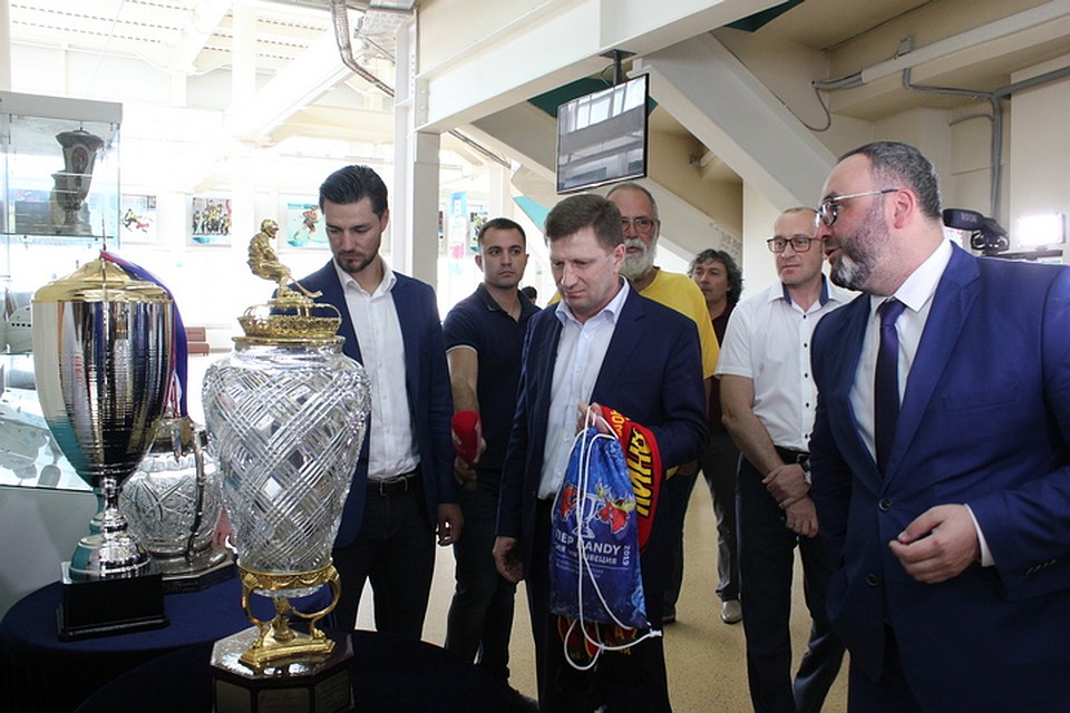 Болеть, так болеть: Сергей Фургал купил абонемент на игры Кубка губернатора Хабаровского края по бенди Фото: Борис КОКУРИН