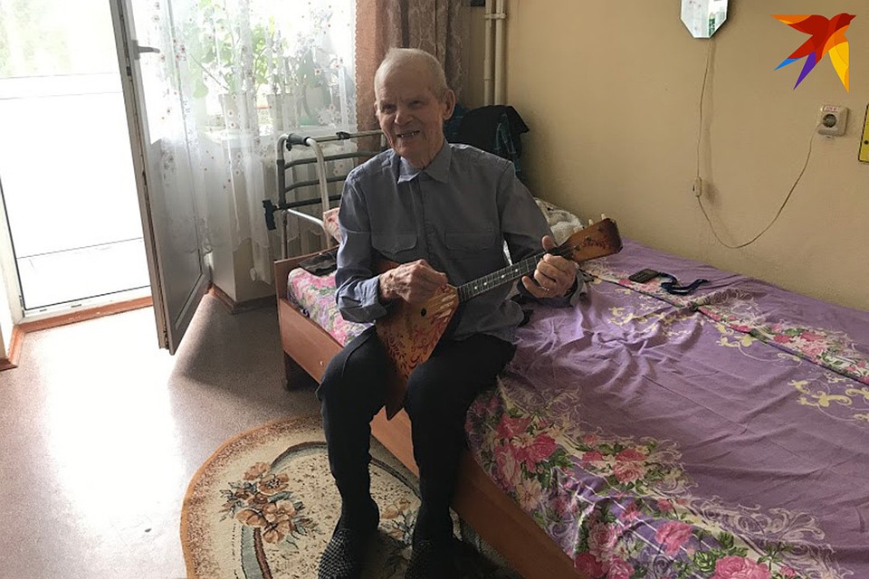 96-летний ветеран войны Анатолий Федорович Костылев – местный музыкант-балалаечник Фото: Лидия Шумкова