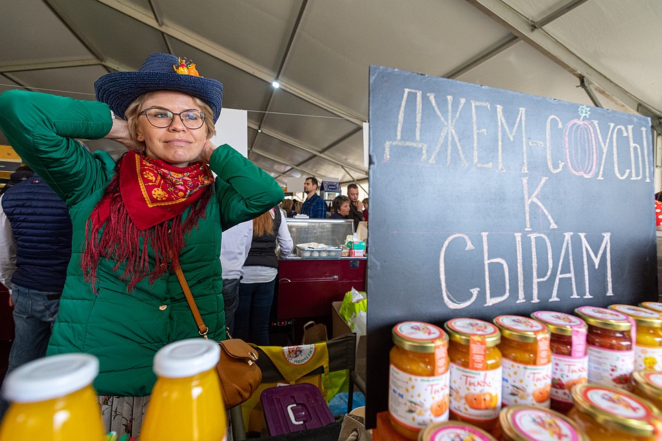 На ярмарку как на праздник наряжались не только фермеры. Немало было и разодетых гостей Фото: Михаил ФРОЛОВ