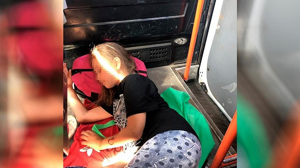 Фото детей, спящих на полу, шокировали родителей. Фото: СОЦСЕТИ
