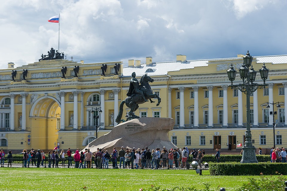 Привести Санкт-Петербург в светлое будущее - задача не из легких. Фото: Олег ЗОЛОТО