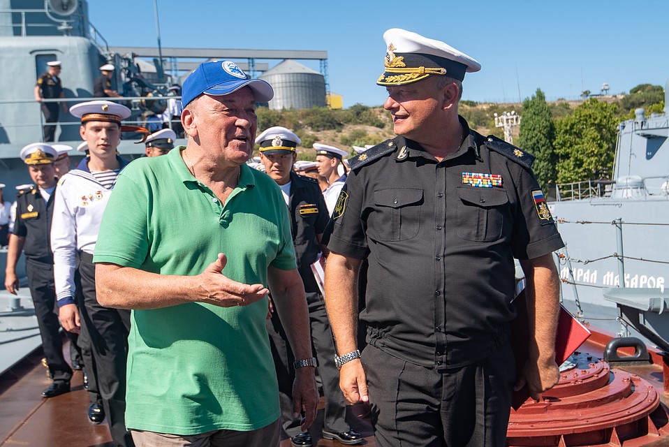 Виктора Баранца встретили на палубе корабля Фото: Анна САДОВНИКОВА