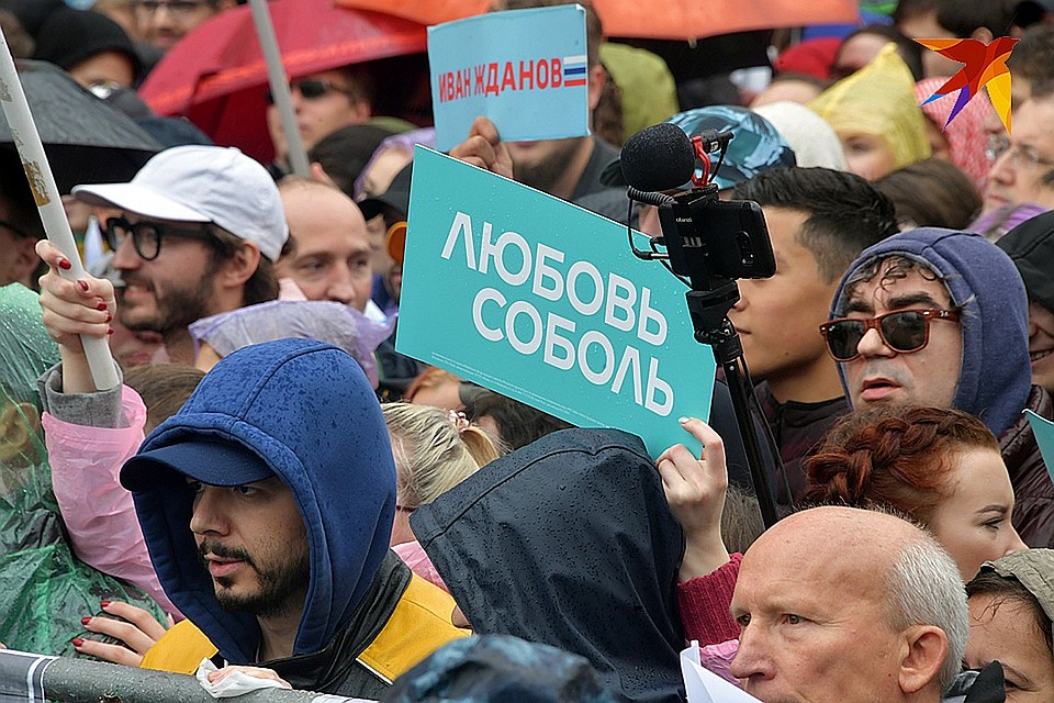 На самом деле на Сахарова вышли в основном люди среднего возраста Фото: Владимир ВЕЛЕНГУРИН