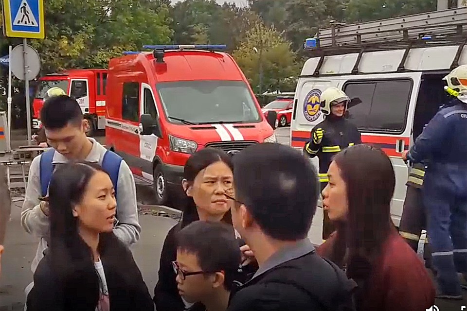 Китайские туристы в время аварии получили ушибы и ссадины. Фото: кадр с видео