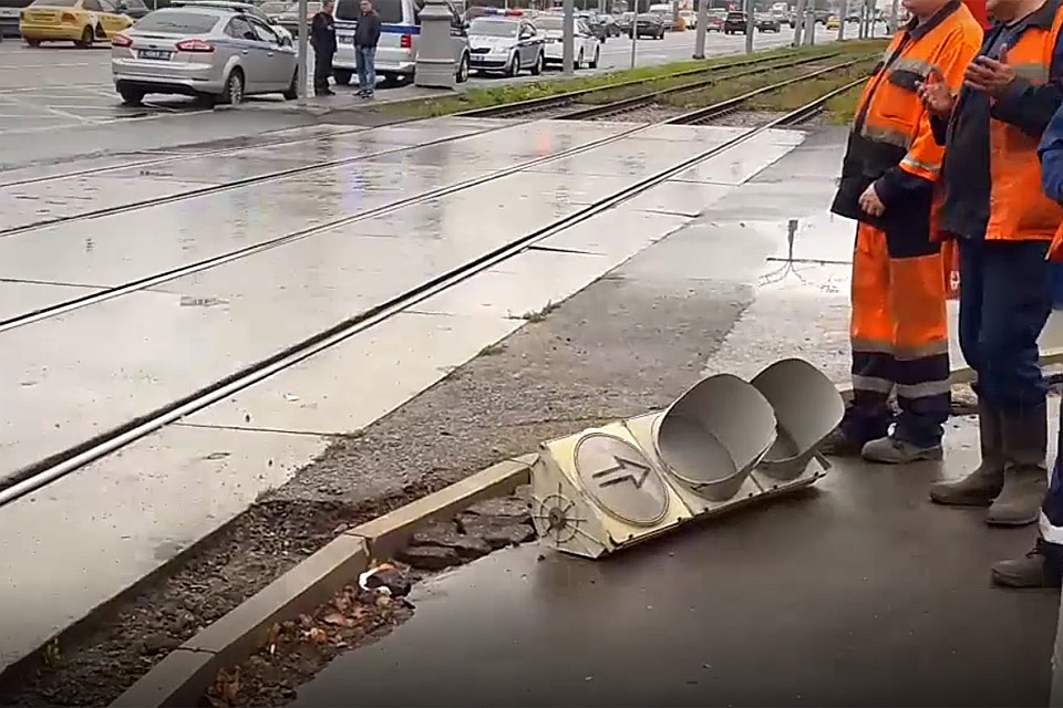 На перекрестке со светофором водитель автобуса решил объехать ряды уже остановившихся машин. Фото: кадр с видео