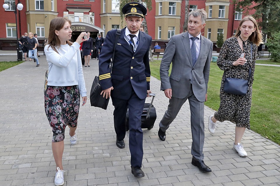 Второй пилот, аварийно севшего в кукурузном поле самолета - Георгий Мурзин (второй справа). Фото: Михаил Метцель/ТАСС