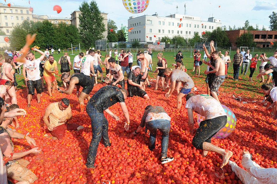 Стадион накануне «баталии» укрыли непромокаемым покрытием. Фото: Олег ЗОЛОТО