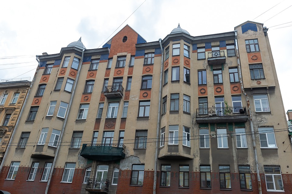 Яркий дом на 9-й линии носит имя известного купца. Но не все так однозначно. Фото: Олег ЗОЛОТО