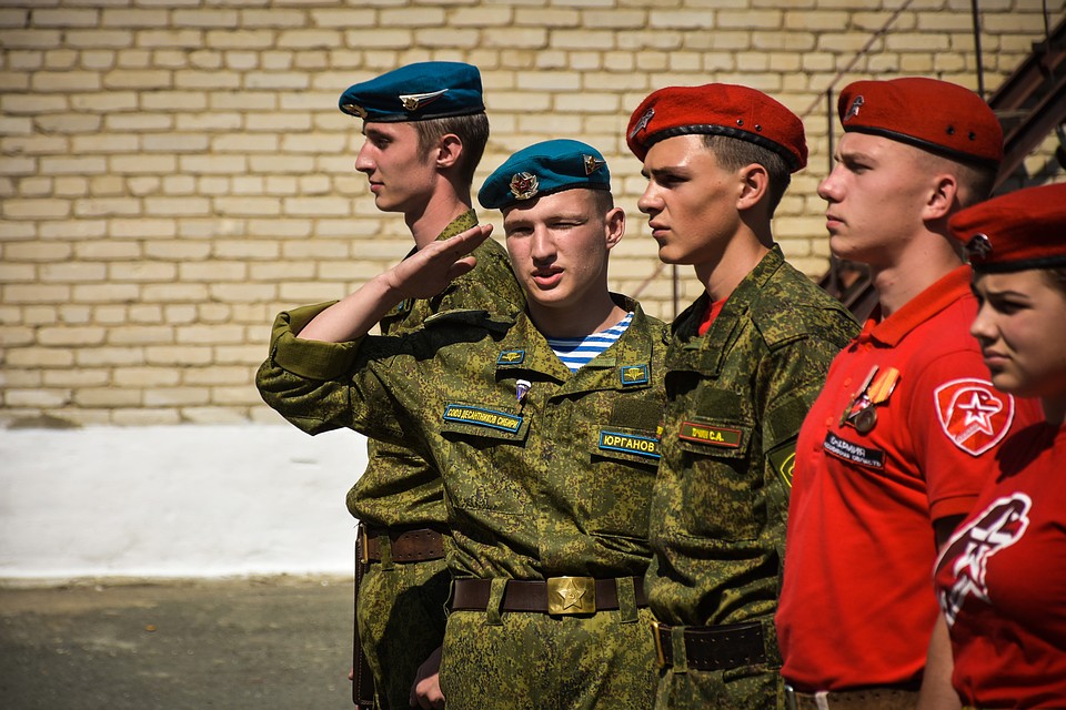 Новосибирские школьники перевоплотились в военных на учебно-тренировочных сборах. Фото: Алена МАРТЫНОВА