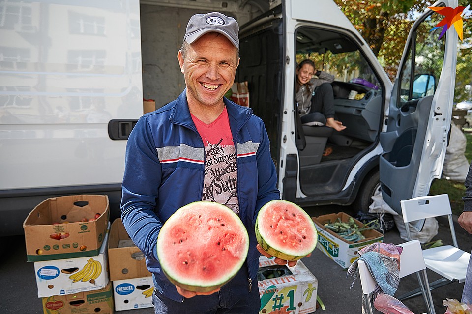 Арбузы хоть и блеклые, но свои и очень вкусные. Фото: Павел МАРТИНЧИК