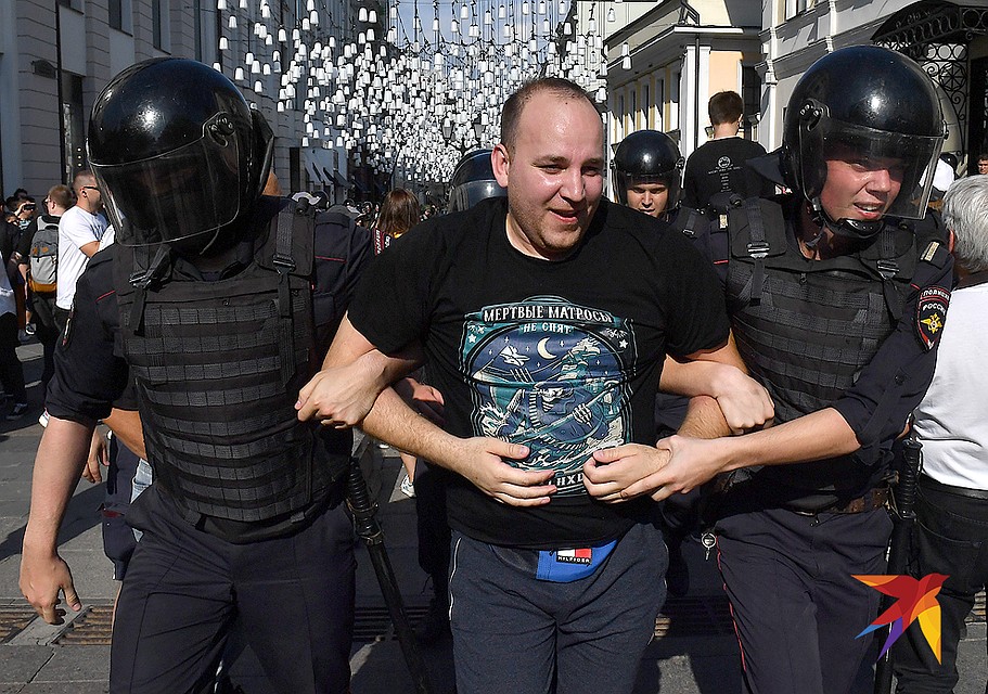 В дни несанкционированных шествий сторонников оппозиции задерживали сотнями. Фото: Виктор ГУСЕЙНОВ