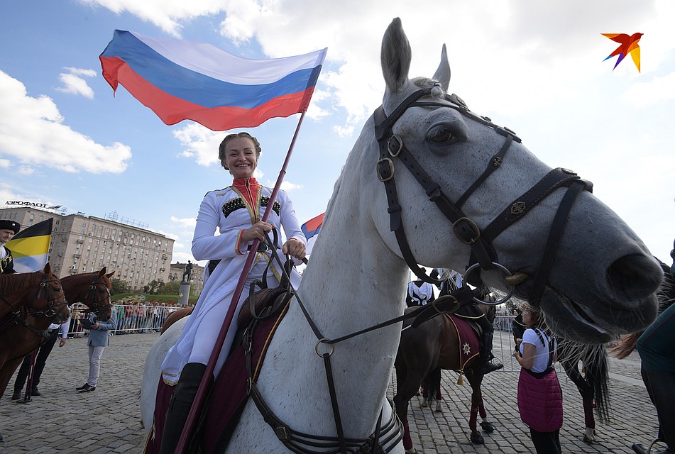 Наездницы с триколорам дарили улыбки зрителям Фото: Михаил ФРОЛОВ