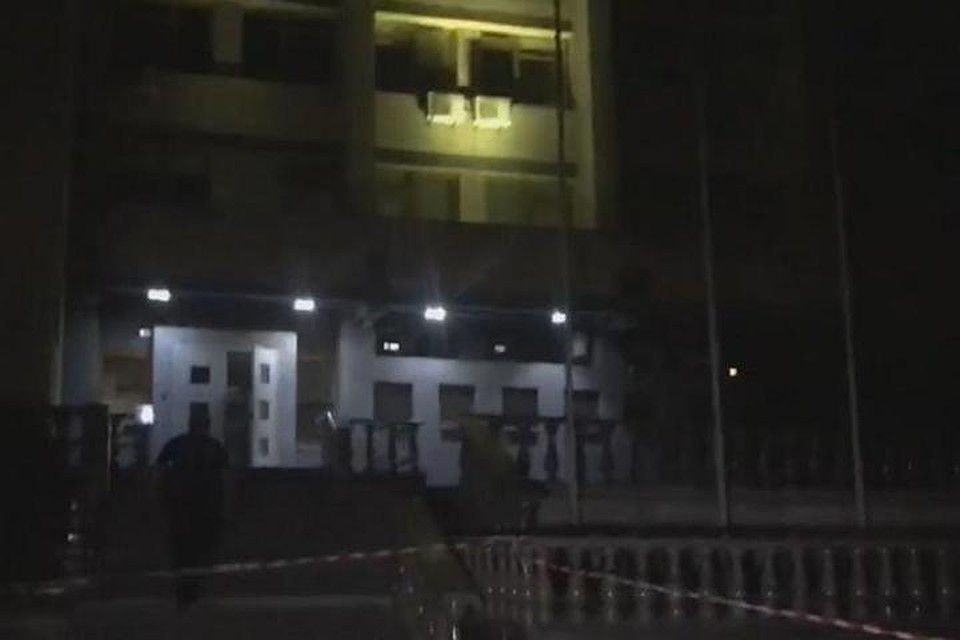 Граната попала в одно из окон на четвертом этаже дома