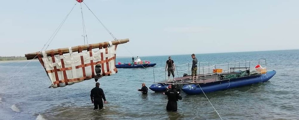 Выпускали косаток одновременно через транспортную клеть, установленную на катамаране Фото: ВНИРО
