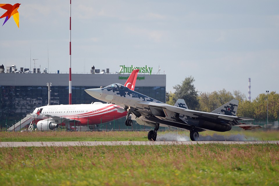 Су-57 взлетает на фоне самолета турецкого президента Фото: Михаил ФРОЛОВ