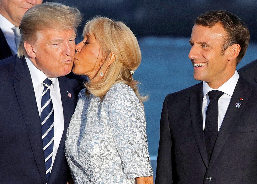 Супруга Эммануэля Макрона поцеловала в щеку Трампа. Фото: REUTERS
