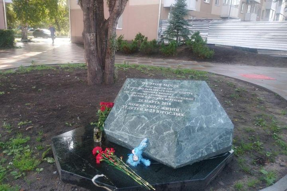 У памятного камня и сегодня каждый день свежие цветы. Фото: Лариса МАРУЦАК