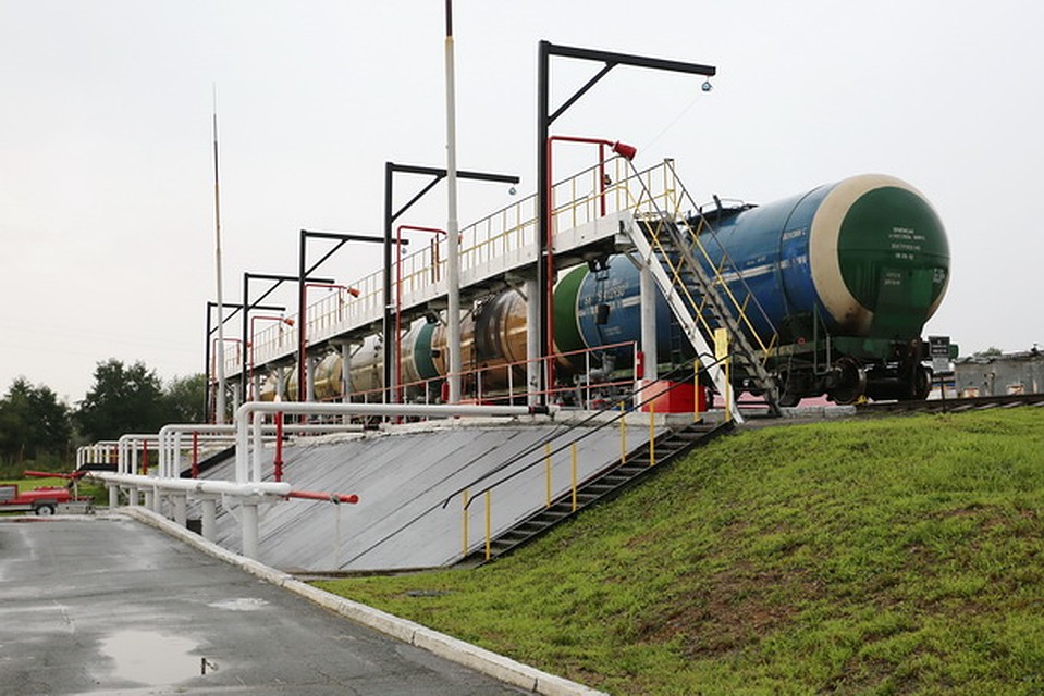 Топливо на Вольно-Надеждинскую нефтебазу поступает по железной дороге.