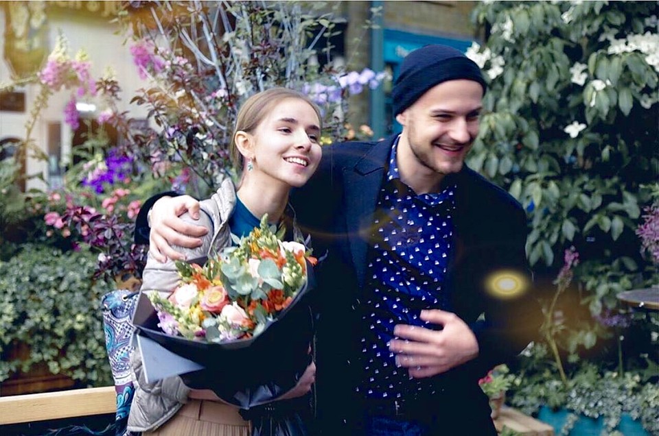 Фото с помолвки Алины Зелениной, выложенное на ее страничке в соцсети. Здесь она указала имя избранника - Валентин Кут. Фото: instagram/ alina-zelenina