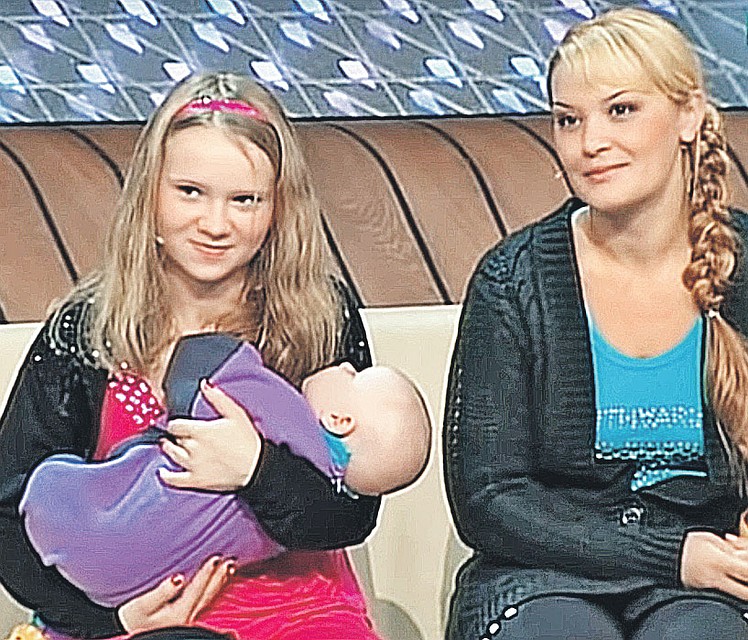 Люба Бессуднова стала мамой в 14 лет. Рядом с ней молодая бабушка Марина (32 года). Сейчас мальчику уже 7 лет, и никто не знает, где живет семья, они уехали в неизвестном направлении. Фото: Канал «Россия 1»