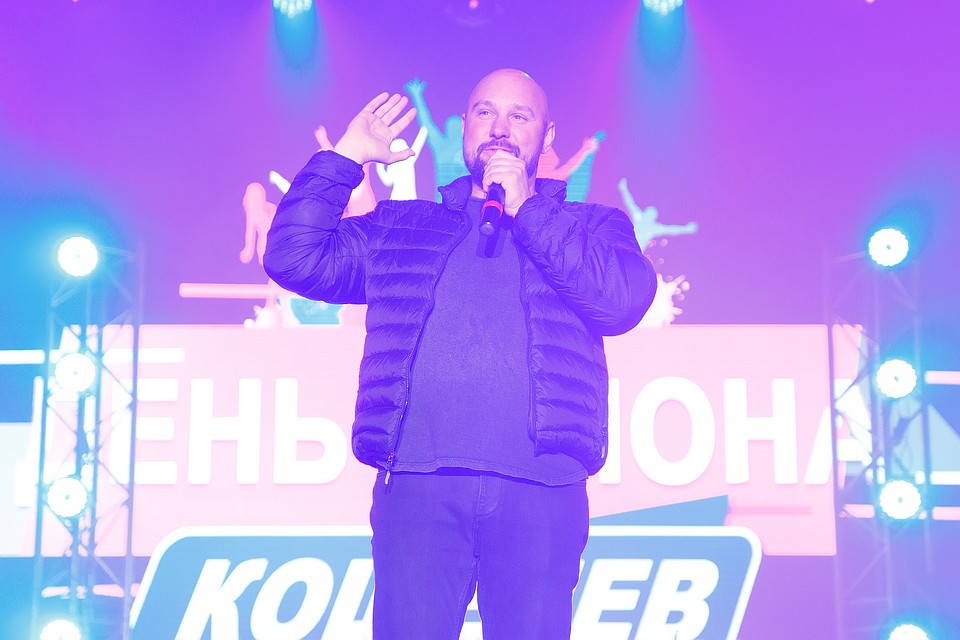 С праздником жителей микрорайона поздравил председатель комитета по строительству самарской губдумы Владимир Кошелев.