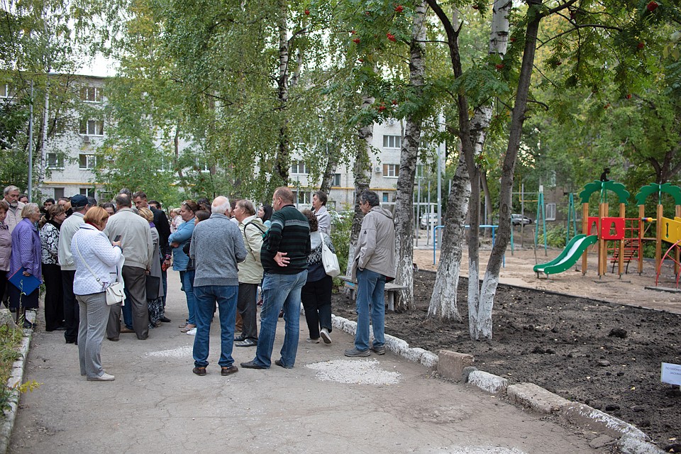 Жители жалуются, что стройку начали в 11 метрах от стены нашего дома. Фото: Ксения ТИМОФЕЕВА