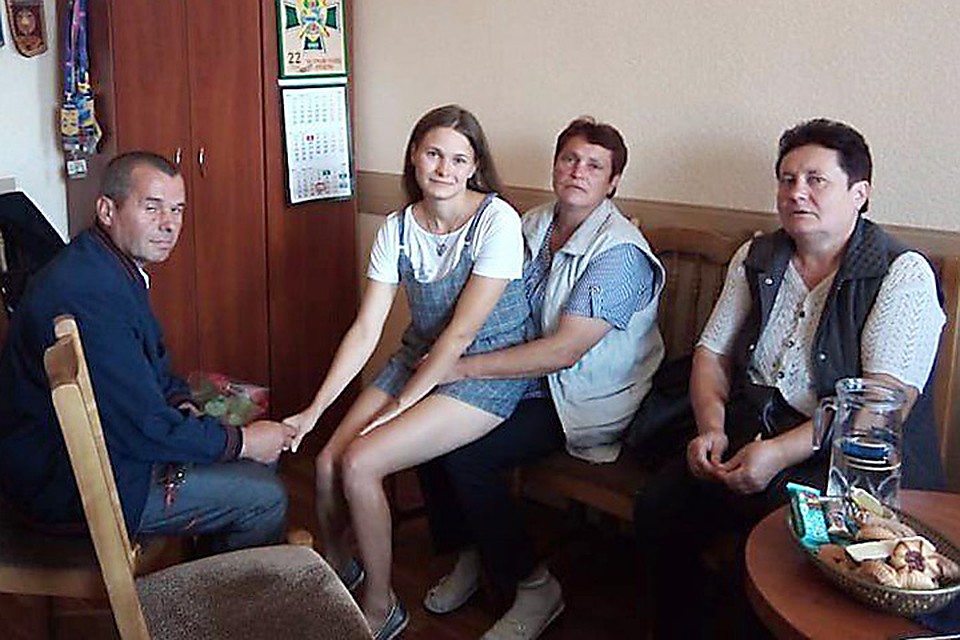 Юля встретилась с родителями в Пуховичском РОВД. Фото: МВД РБ