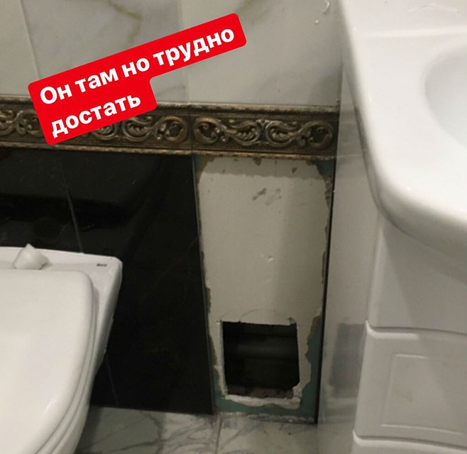 Веня застрял в этой стене в ванной комнате. Фото: личный архив Ирины Медведчиковой.