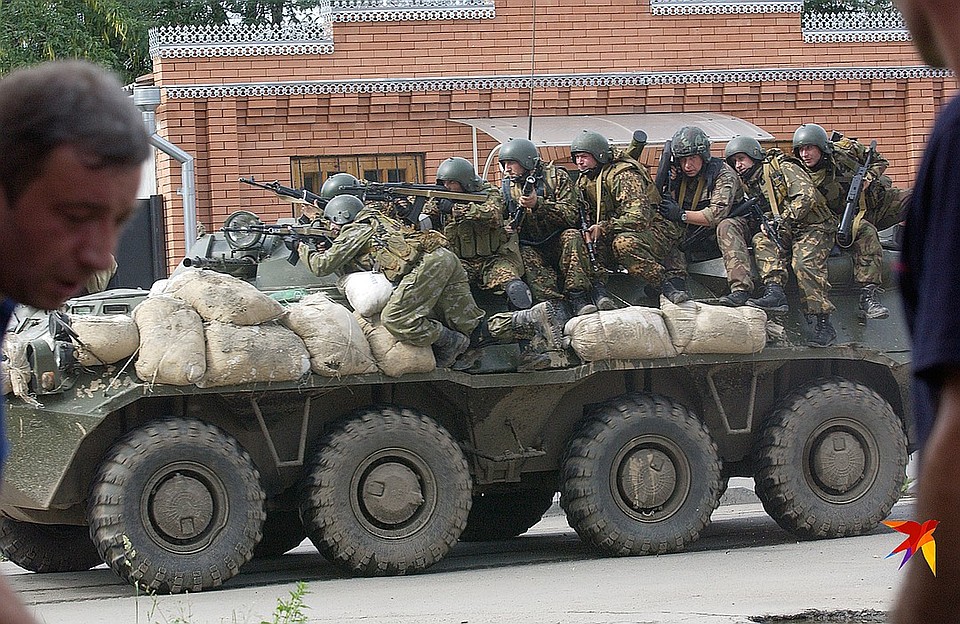 Почему спустя 15 лет после трагедии с захватом школы и гибелью детей в Северной Осетии оказалось возможным переложить вину за это с террористов на власти и спецназ? Фото: Владимир ВЕЛЕНГУРИН