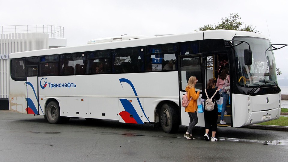 Посмотреть выставку многие приезжают издалека и в многочисленном составе Фото: Милана СОКОЛ