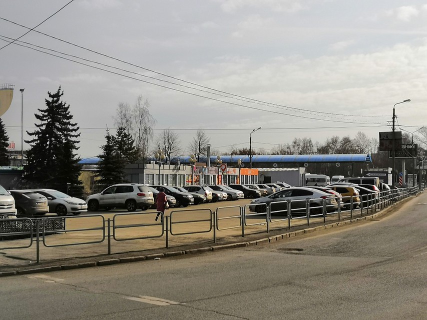 Базар-вокзал и парковка в самом центре Челябинска. Вам это нравится? Фото: Андрей АБРАМОВ