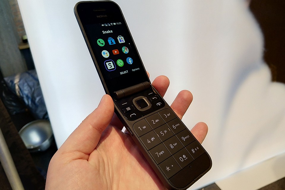 Для тех кто соскучился по «раскладушкам» Nokia представила модель Nokia 2720 Flip. Фото: Александр МИЛКУС