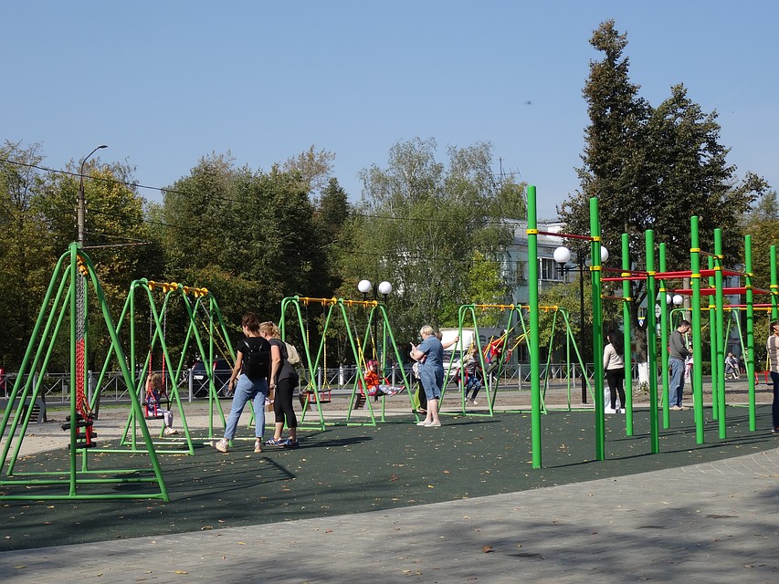 Качели, где катаются дети, стоят рядом с турниками Фото: Валерия ПРОНИНА