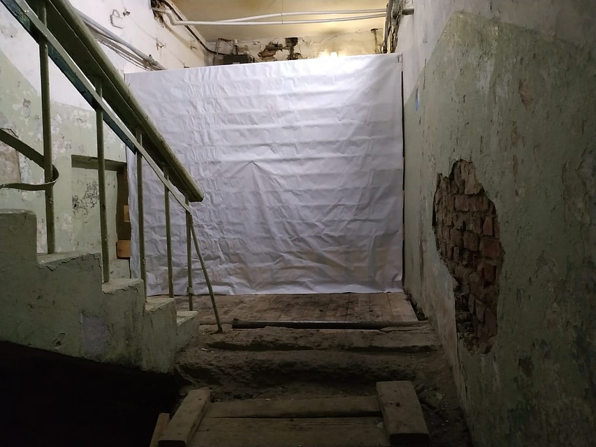 Место провала завесили, на пол уложили доски. Фото: Виктория АЛЕКСЕЕВА