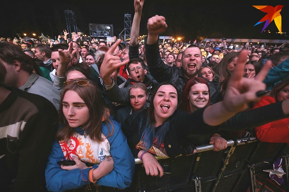 К началу выступления The Offspring количество людей на квадратный метр в парке Победы стало зашкаливать.. Фото: Павел МАРТИНЧИК