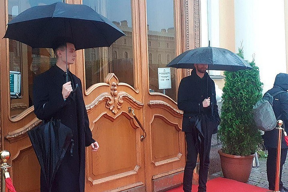 Перед Юсуповским дворцом гостей встречали крепкие мужчины с черными зонтами. Фото: Роман ЛЯЛИН
