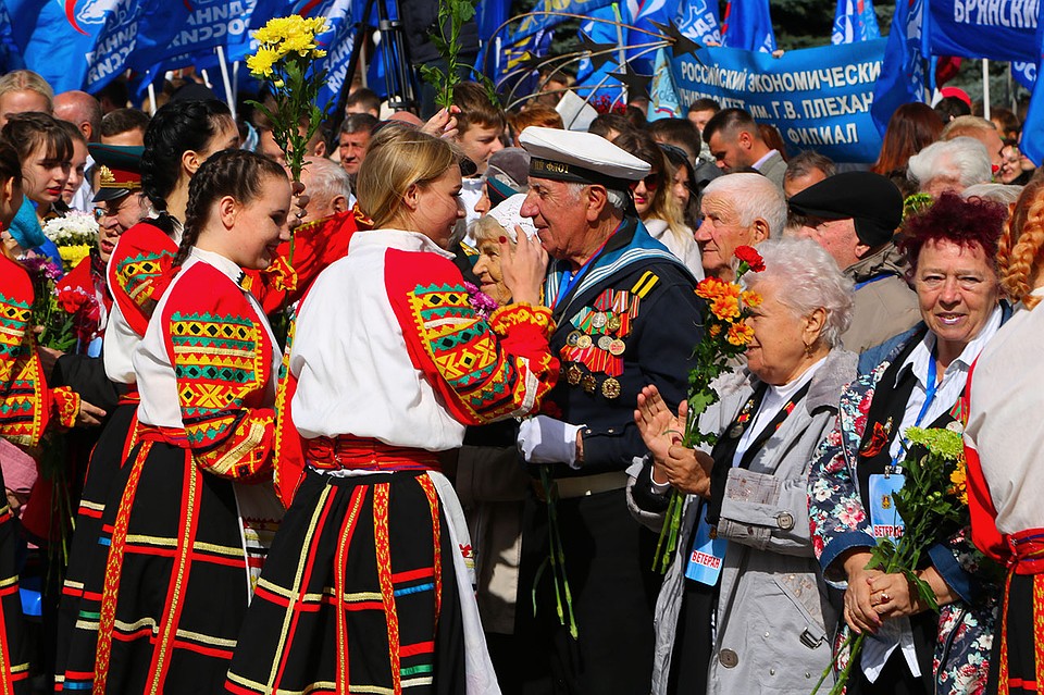 На площади Партизан поздравили ветеранов. Фото: пресс-служба Брянской городской администрации