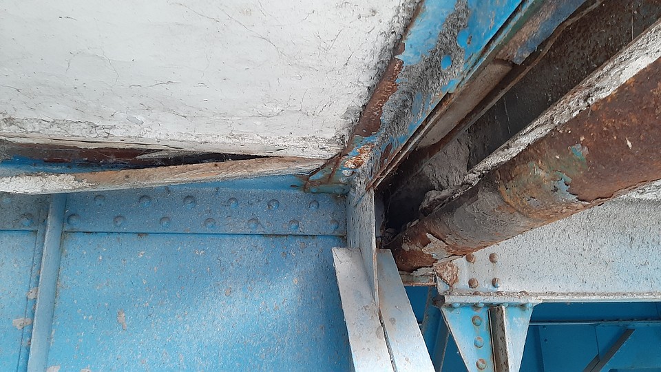 Под мостом приведут в порядок бетонные плиты, покрасят металлические конструкции, заменят ржавый водоотвод Фото: Екатерина СИМОХИНА