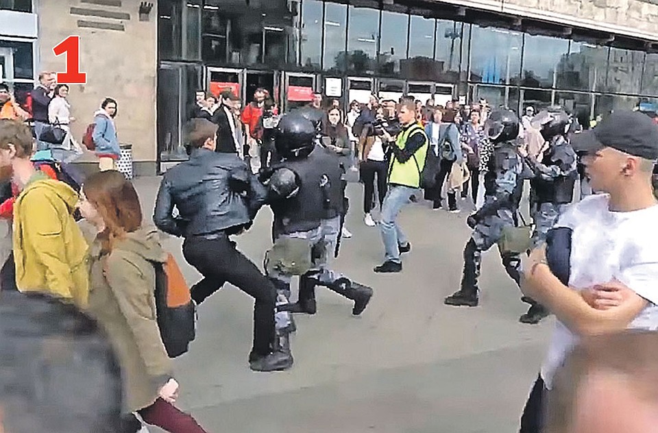 ДЕЙСТВИЕ 1. Бойцы Росгвардии устремляются к Устинову. Один из них хватает его за руку, но тот уходит от захвата. Фото: youtube.com