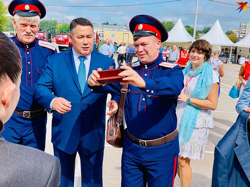 На форуме «Верхневолжье» в августе текущего года. Селфи с участниками форума. Фото: Татьяна РУМЯНЦЕВА