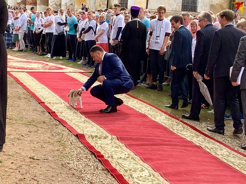 Самое ми-ми-мишное фото губернатора. Игорь Руденя погладил котика в ожидании начала официальной церемонии в монастыре Торжка во время визита Патриарха. Фото, сделанное журналистом «КП»-Тверь», мгновенно стало популярным в соцсетях. Фото: Татьяна РУМЯНЦЕВА
