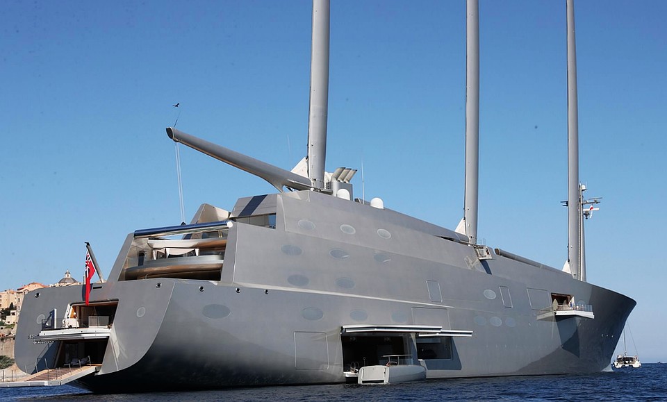 143-метровая яхта «Sailing Yacht A» выглядит настоящим монстром по сравнению с другими кораблями.