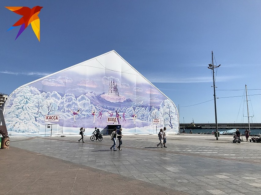 Ледовый шатер радует гостей регулярными представлениями. Фото: Елена ПЕТРОВА