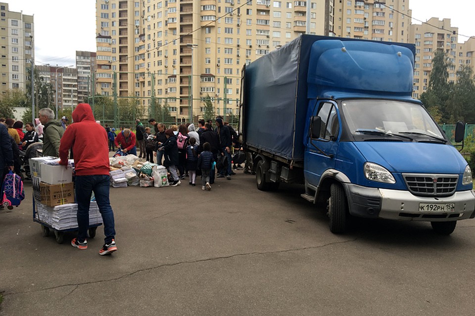 Стоит «Газель», бегают бодрые «пионэры» с перевязанными бечевкой тюками... Фото: Ульяна СКОЙБЕДА