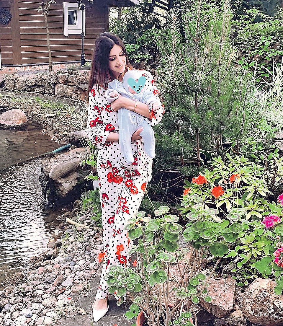 Сейчас все мысли 27-летней мамы заняты ребенком. Фото: instagram.com/rihanapetra