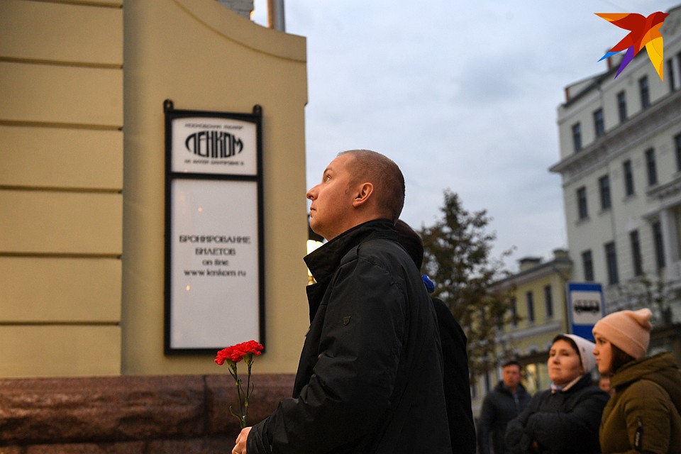 Москвичи несут цветы к стенам театра "Ленком" Фото: Михаил ФРОЛОВ