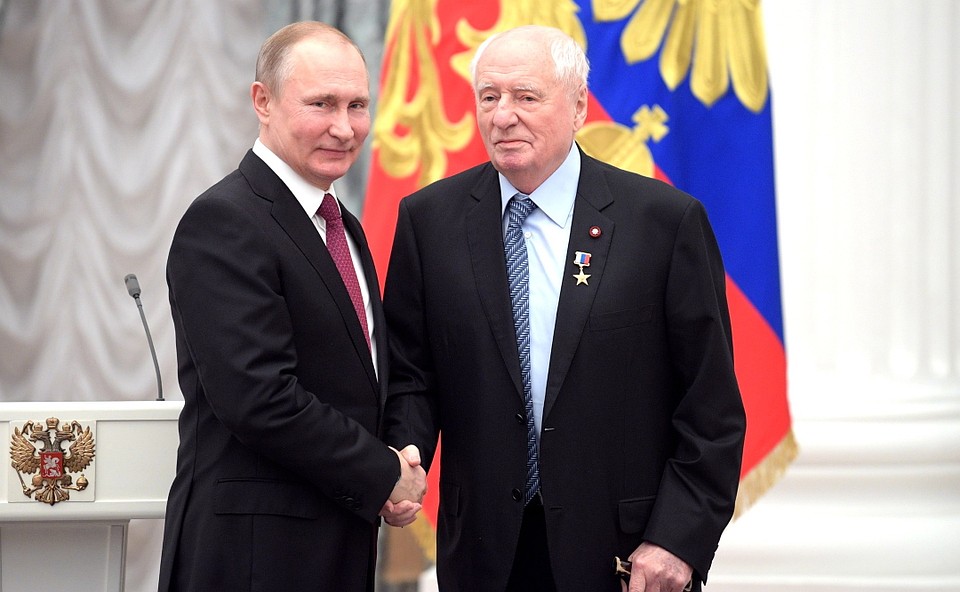 В 2018 году Марку Захарову было присвоено звание Героя Труда. Фото: kremlin.ru