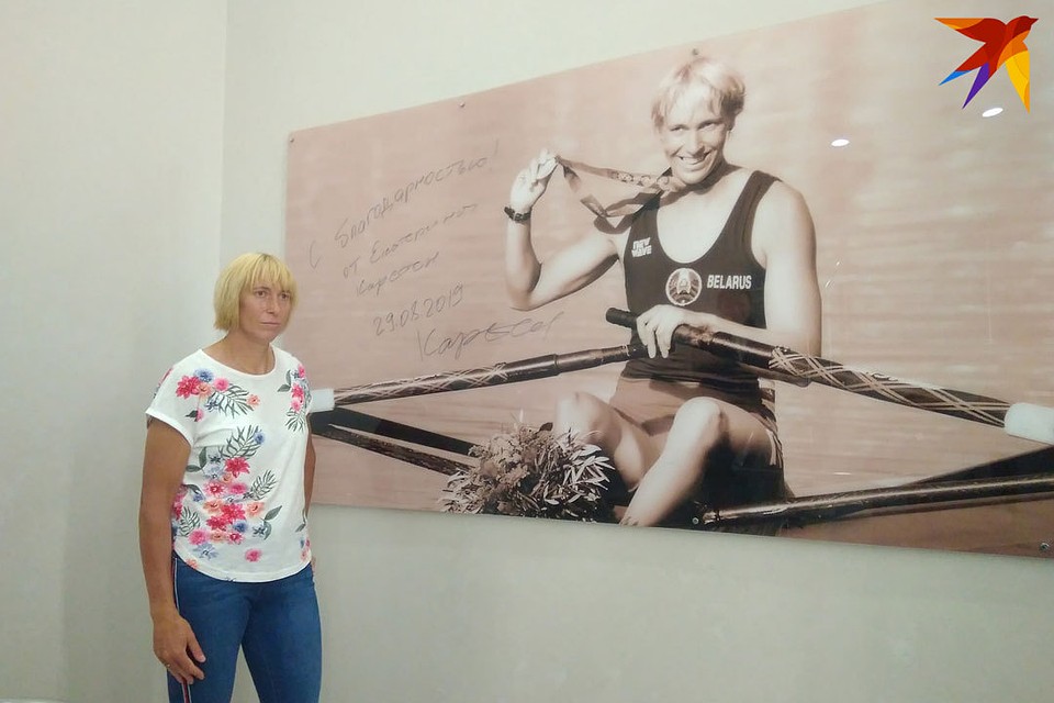 Екатерина Карстен в штаб-квартире Национального олимпийского комитета подписала постер со своим изображением. Фото: Владимир КРИУЛИН